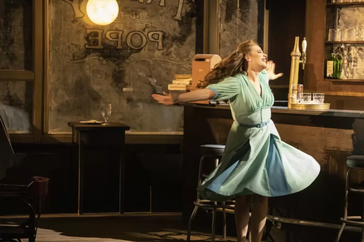 Dorothea Spilger som den forelskede Estella, der endelig kan lægge den mørke fortid bag sig i Den Jyske Operas opsætning af Hameriks La vendetta. Fotograf: Anders Bach. Fra Den Jyske Operas hjemmeside.
